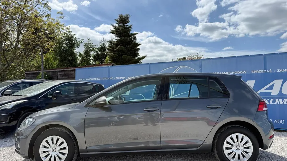 VOLKSWAGEN Golf -
