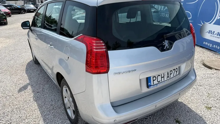 PEUGEOT 5008 -