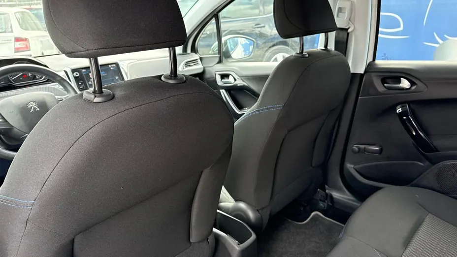 PEUGEOT 208 -