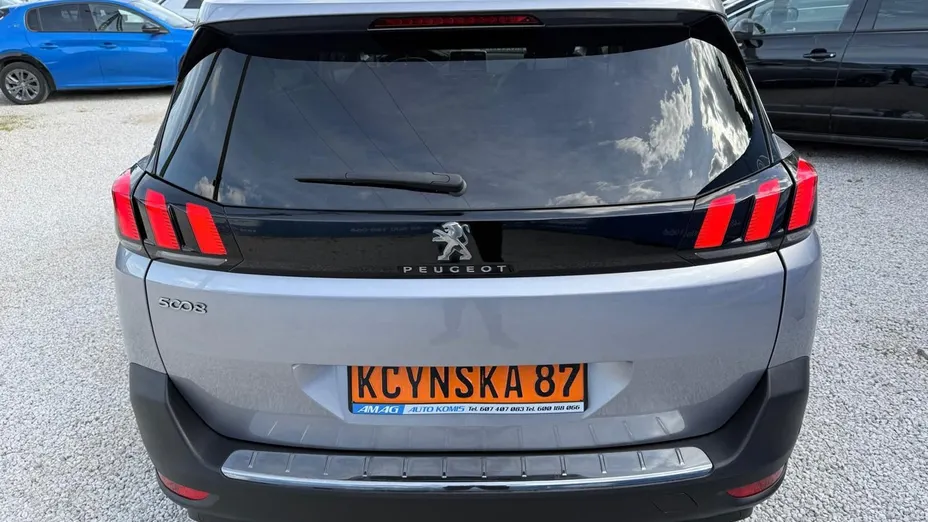 PEUGEOT 5008 -
