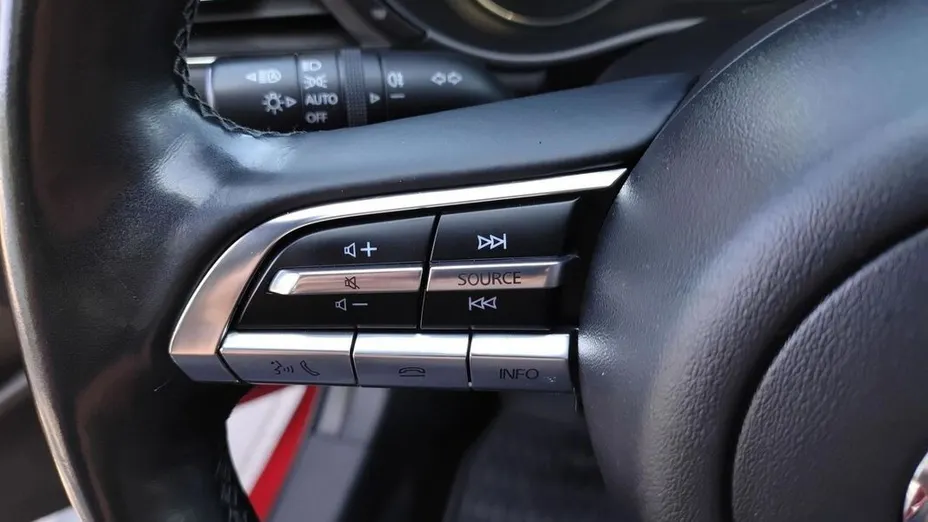 MAZDA 3 -