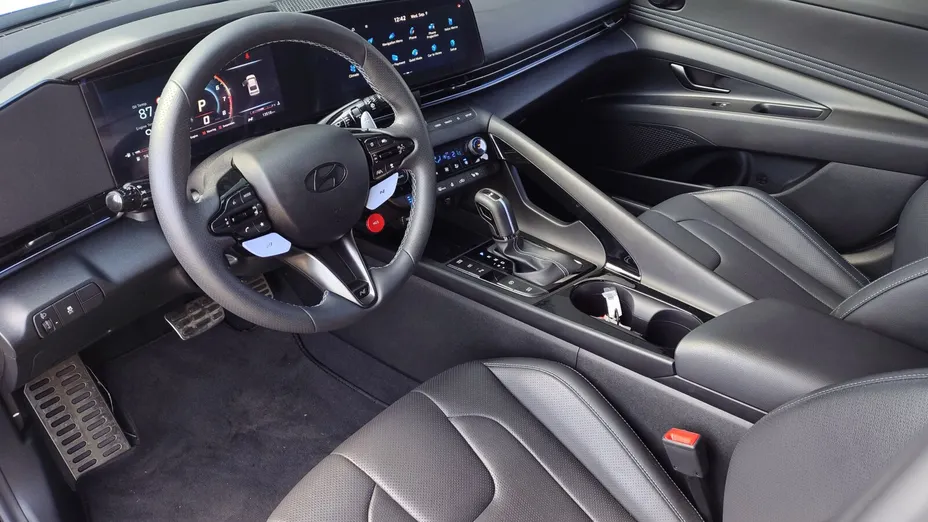 HYUNDAI Elantra -