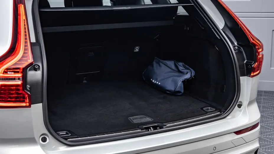 VOLVO XC60 XC60 B4 D AWD Plus Dark aut