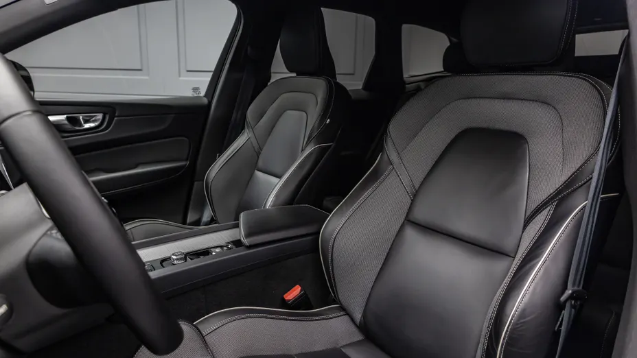 VOLVO XC60 XC60 B4 D AWD Plus Dark aut