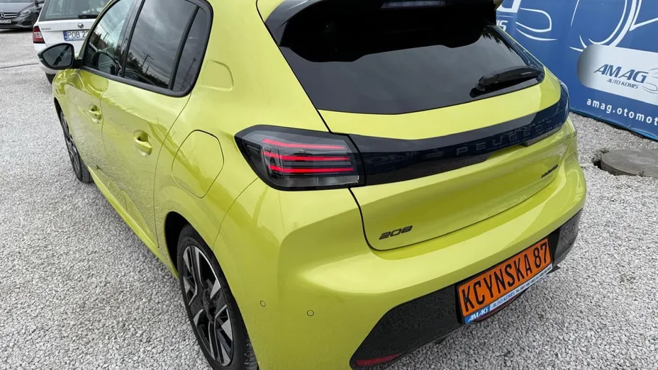 PEUGEOT 208 -