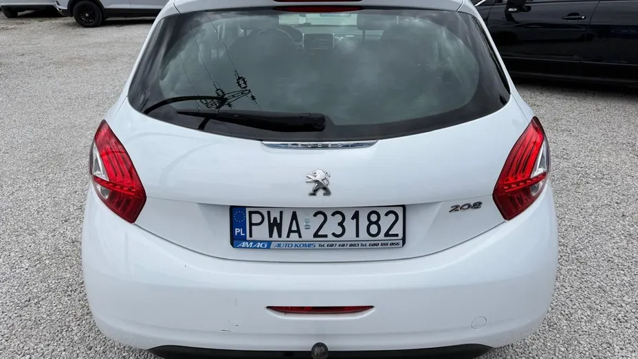 PEUGEOT 208 -