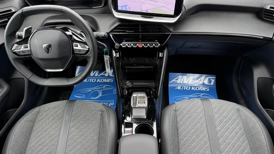 PEUGEOT 208 -
