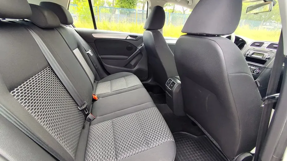 VOLKSWAGEN Golf -