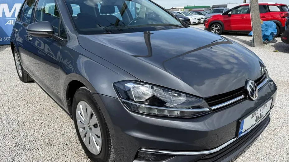 VOLKSWAGEN Golf -