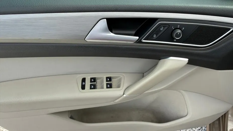 VOLKSWAGEN Golf Sportsvan -