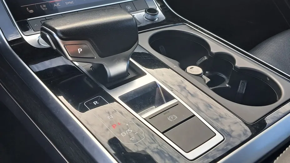 AUDI Q8 -