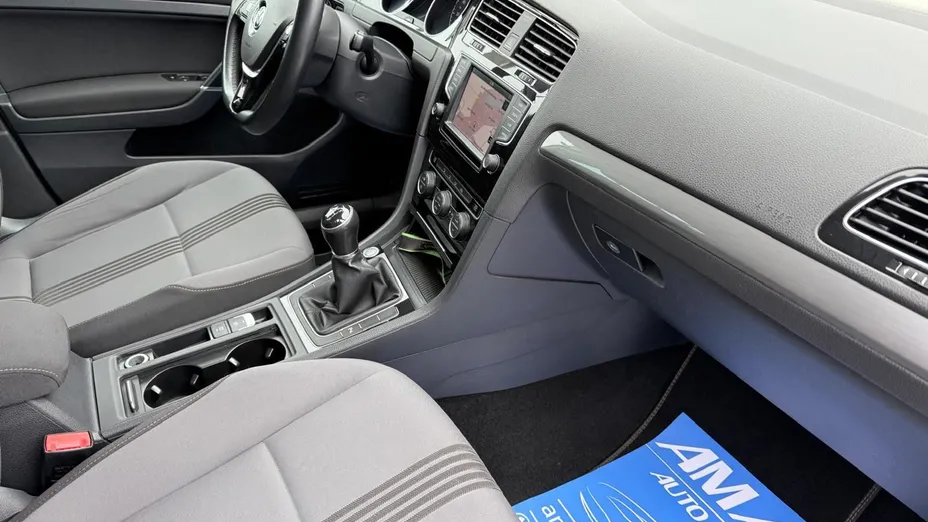 VOLKSWAGEN Golf -