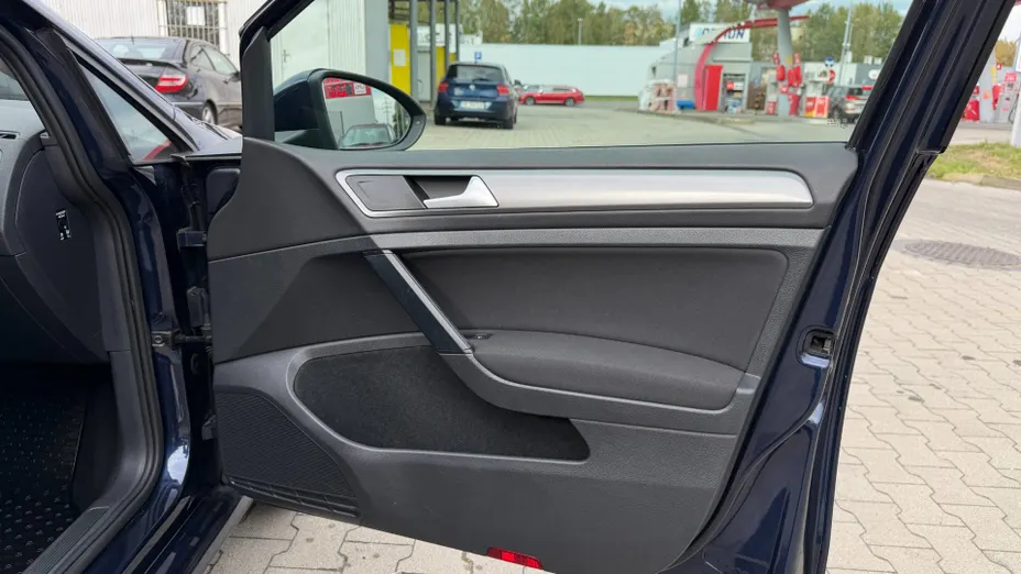 VOLKSWAGEN Golf -