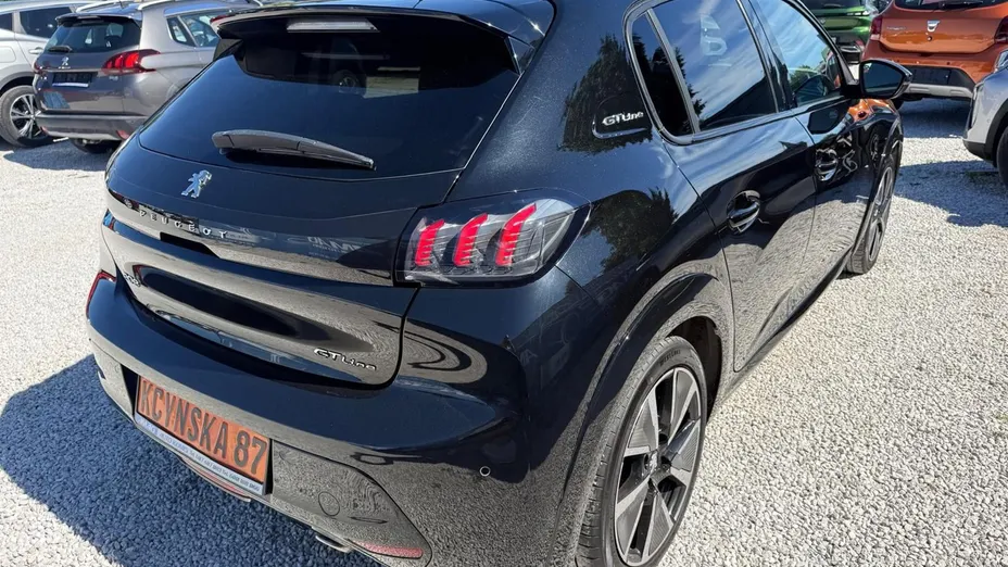 PEUGEOT 208 -