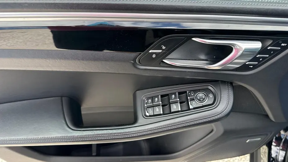 PORSCHE Macan -