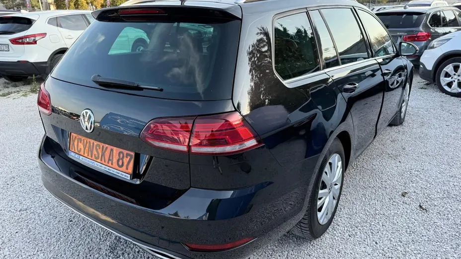 VOLKSWAGEN Golf -