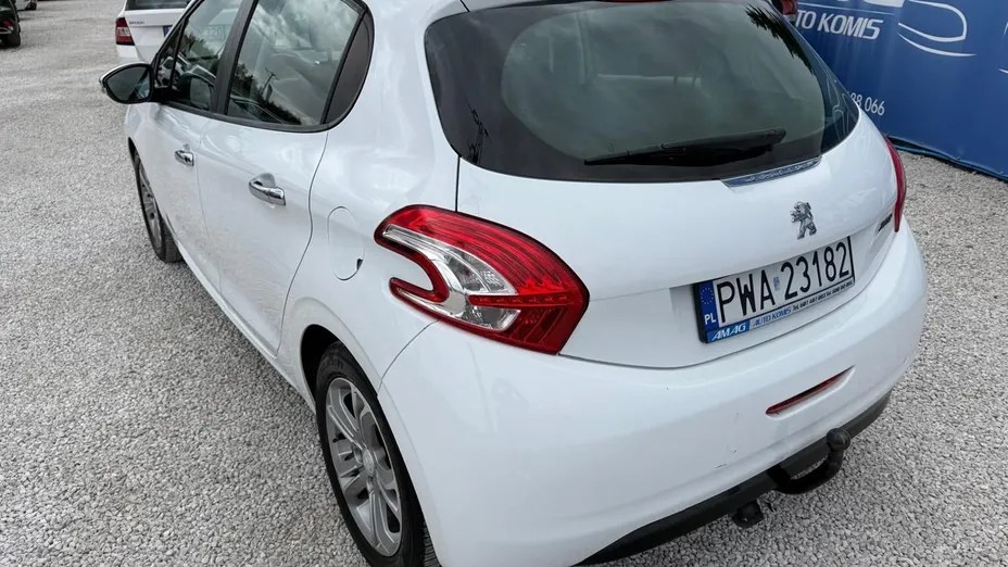 PEUGEOT 208 -