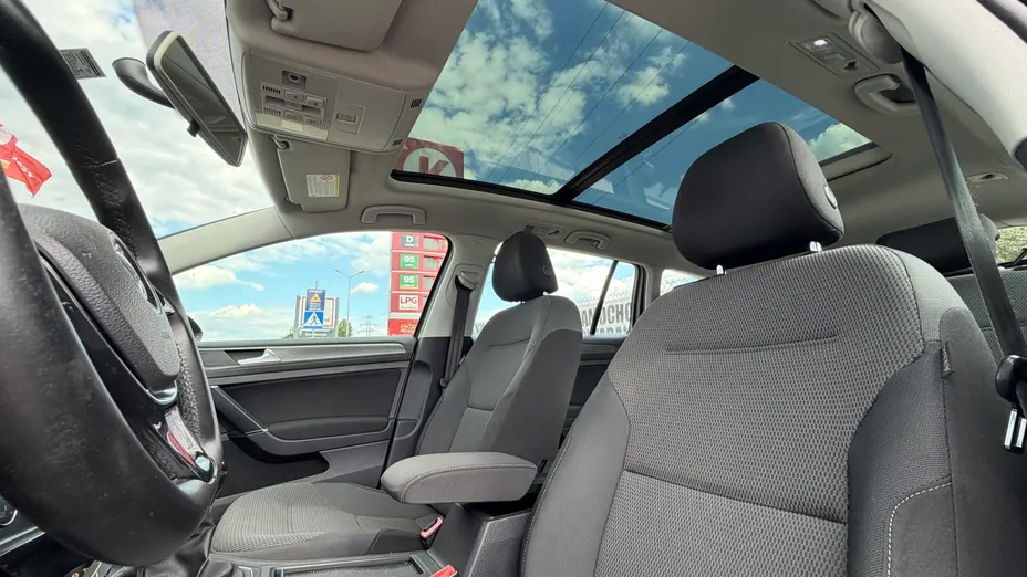 VOLKSWAGEN Golf -