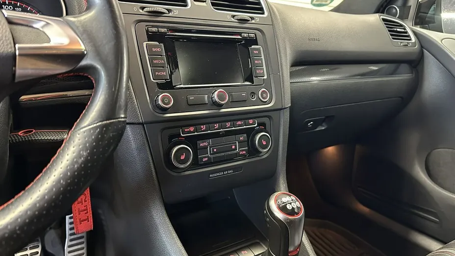 VOLKSWAGEN Golf -