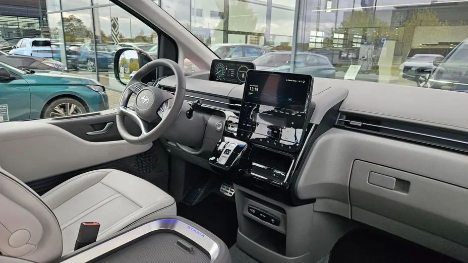 HYUNDAI Staria Staria 1.6 T-GDI HEV Luxury aut