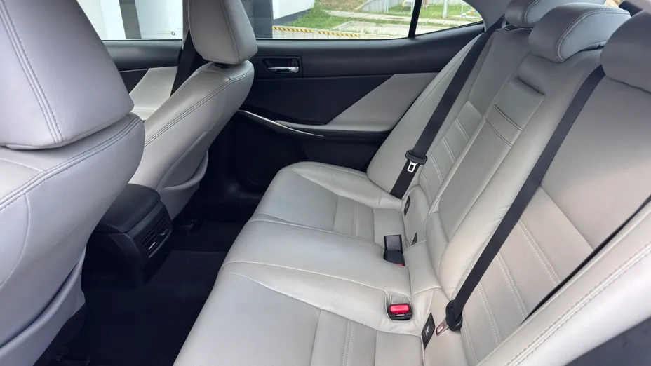 LEXUS IS IS 200t / 300 Black