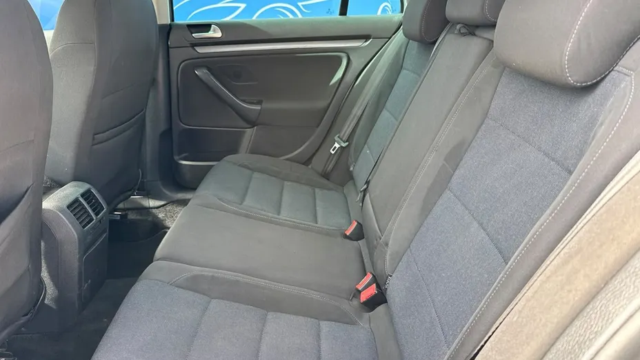 VOLKSWAGEN Golf -