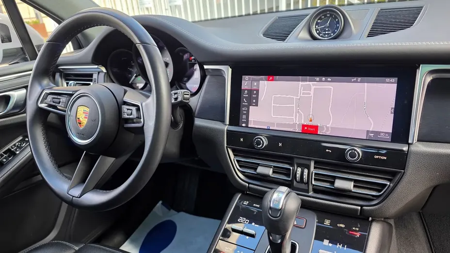 PORSCHE Macan -