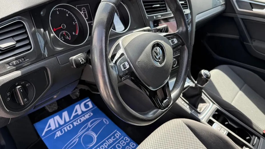 VOLKSWAGEN Golf -