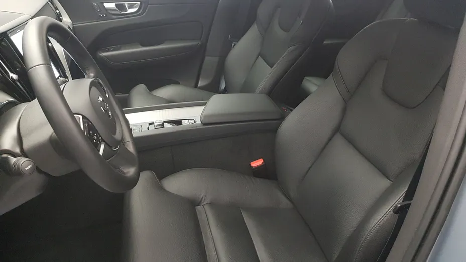 VOLVO XC60 XC60 B4 D AWD Plus Dark aut