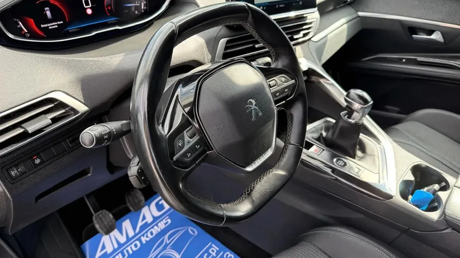 PEUGEOT 5008 -