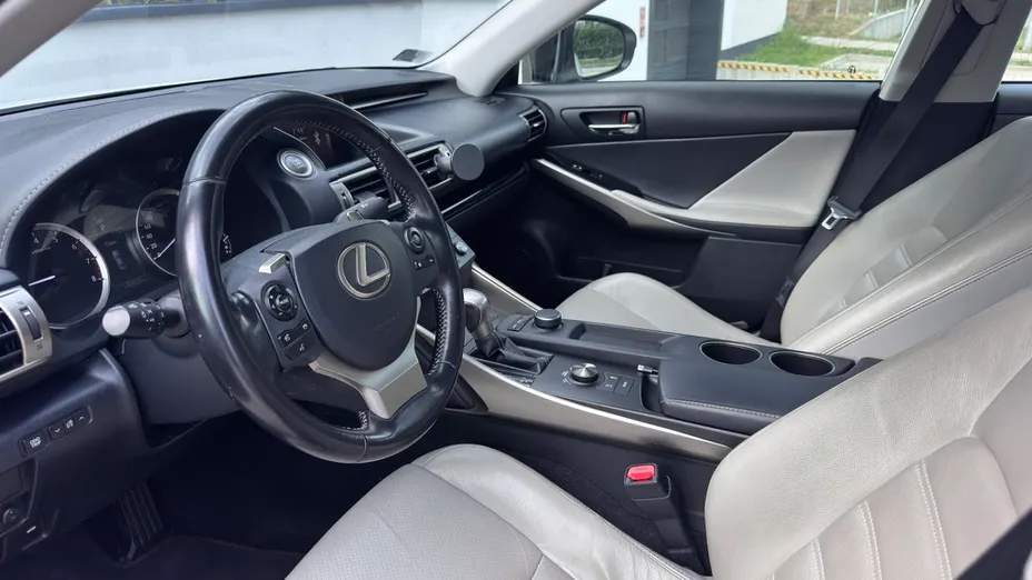 LEXUS IS IS 200t / 300 Black