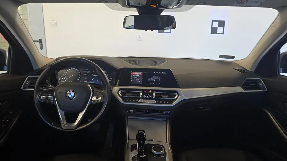 BMW Seria 3 318i Advantage aut