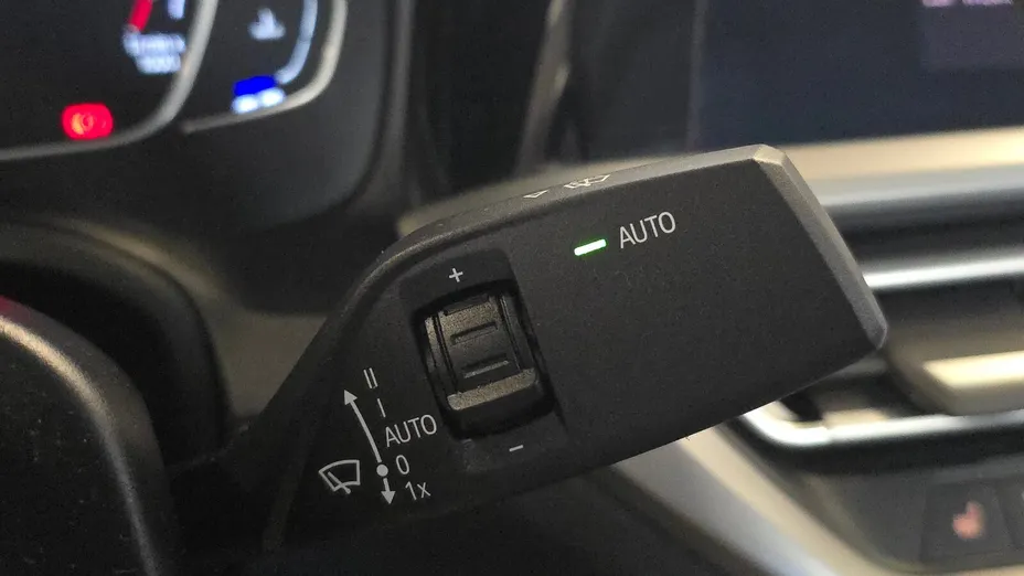 BMW Seria 3 318i Advantage aut