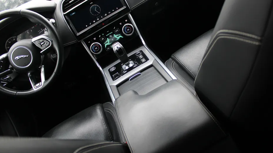 JAGUAR XE XE 2.0 D180 R-Dynamic S aut