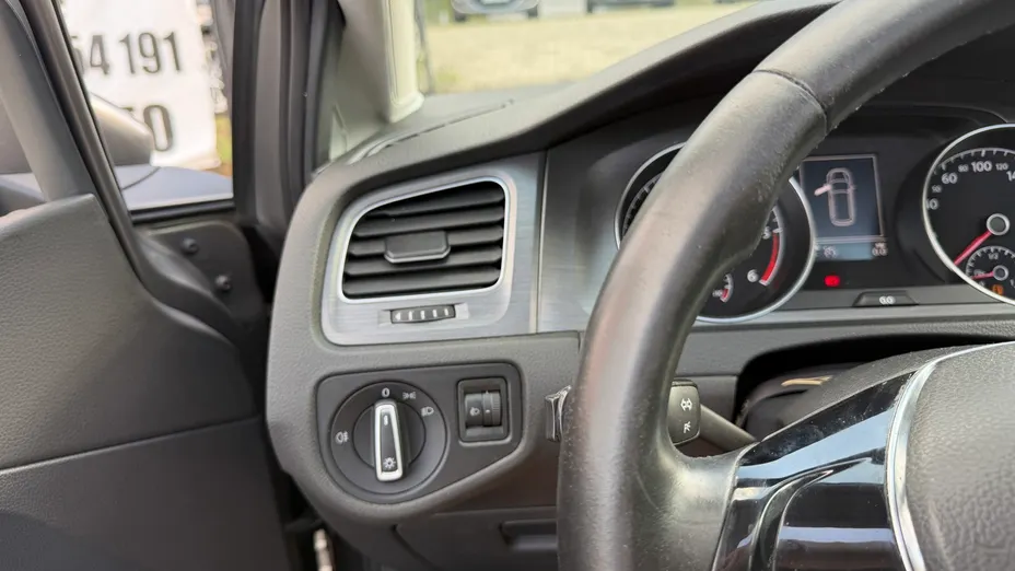 VOLKSWAGEN Golf -