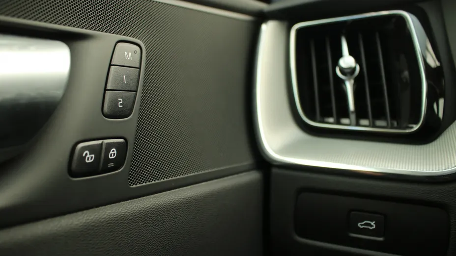 VOLVO XC60 XC60 B4 D Plus Dark aut