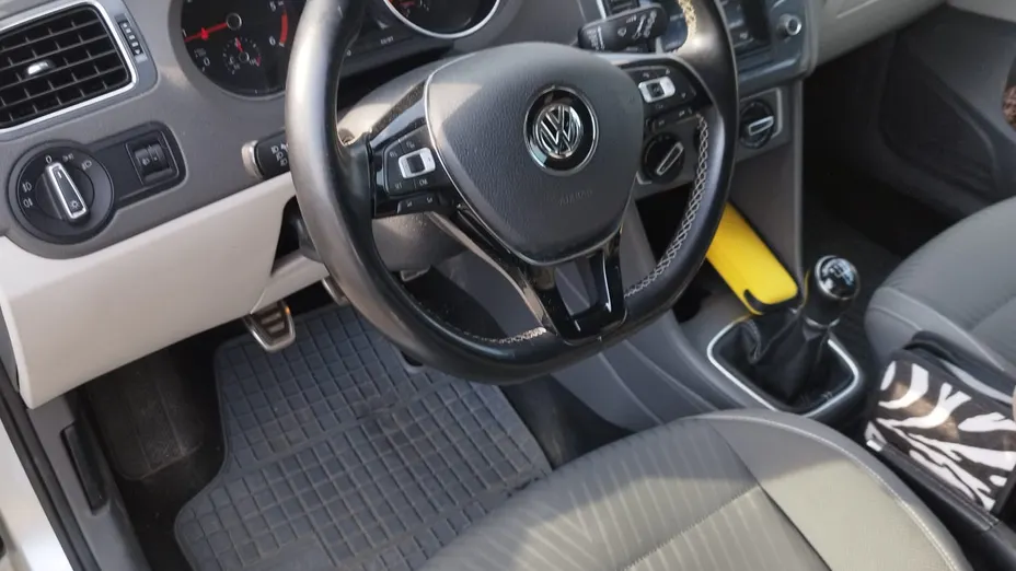 VOLKSWAGEN Polo -