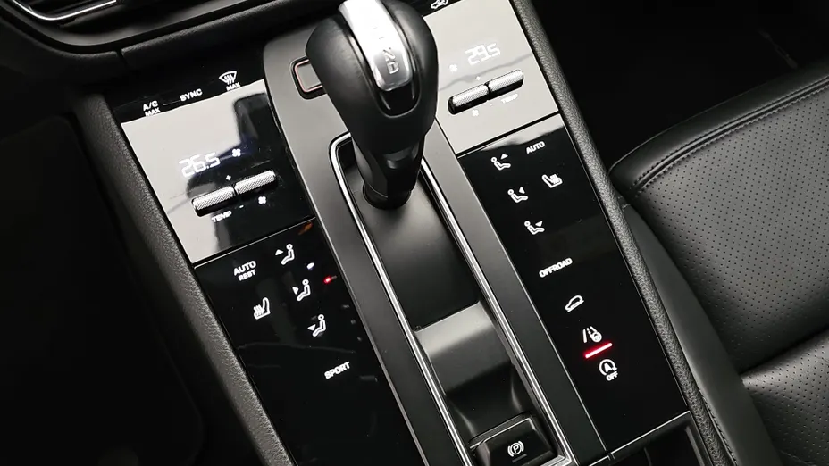 PORSCHE Macan -