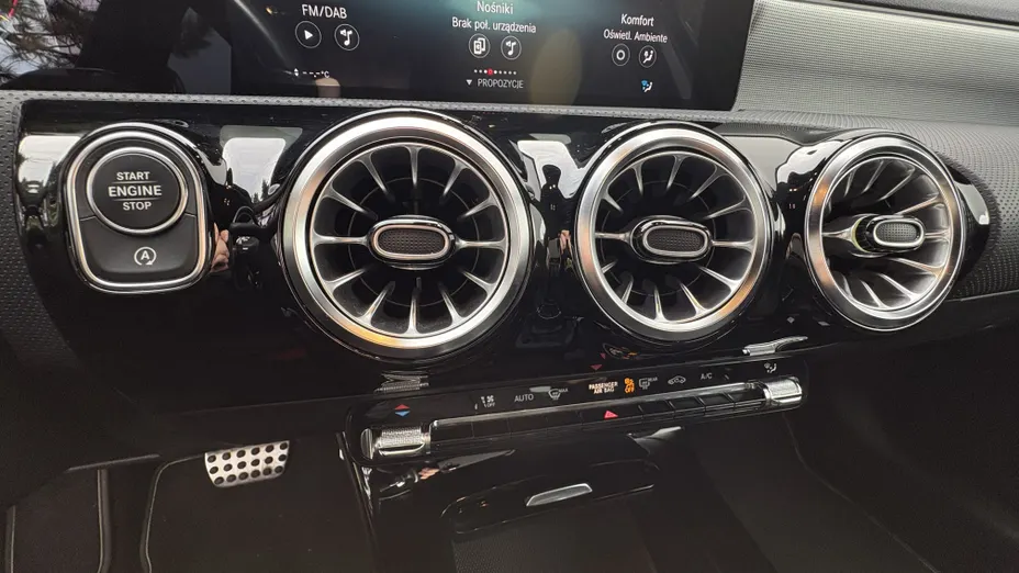 MERCEDES-BENZ A Klasa A 180 7G-DCT AMG Line