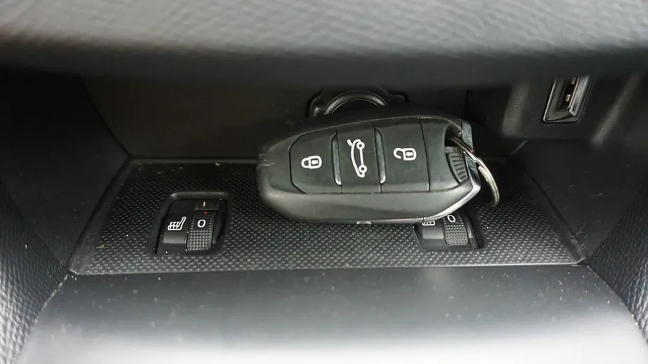 PEUGEOT 308 -