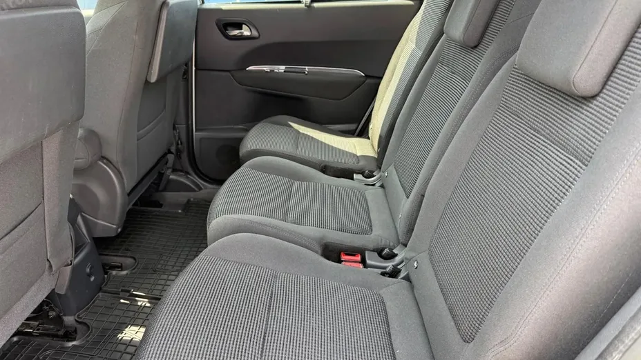 PEUGEOT 5008 -