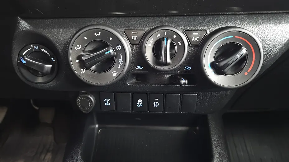 TOYOTA HiLux Hilux 2.4 D-4D Double Cab DLX 4x4