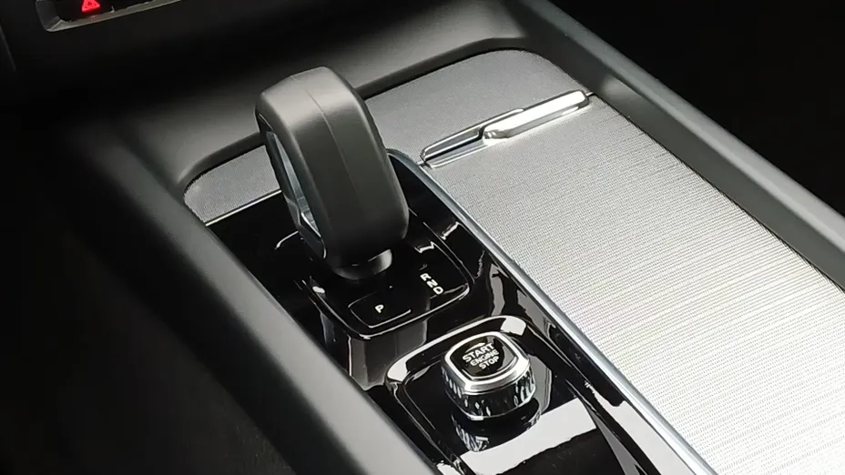 VOLVO XC60 XC60 B5 B AWD Plus Dark aut