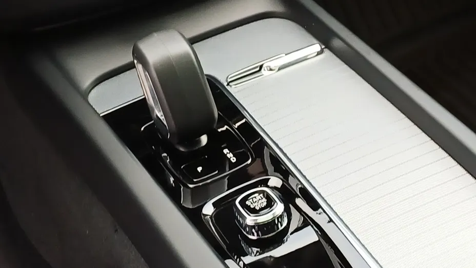 VOLVO XC60 XC60 T6 Plug-In Hybrid AWD Plus Dark aut