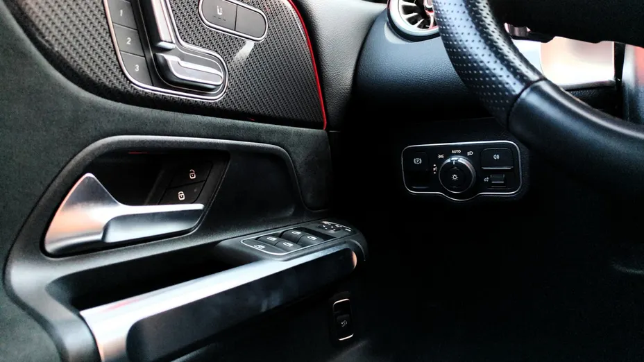 MERCEDES-BENZ GLB GLB 200 AMG Line 7G-DCT