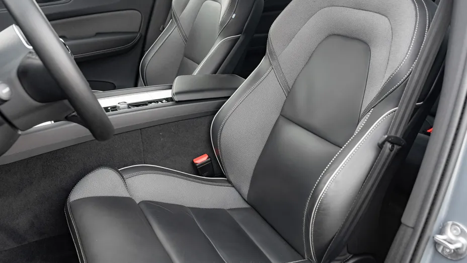 VOLVO XC60 XC60 B4 D AWD Plus Dark aut