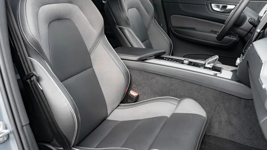 VOLVO XC60 XC60 B4 D AWD Plus Dark aut