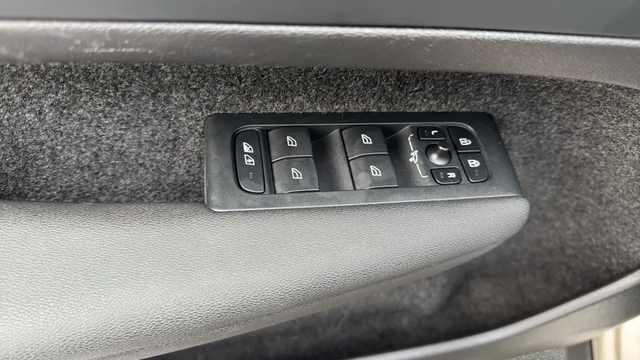 VOLVO XC40 XC40 73kWh P6 Recharge Plus aut