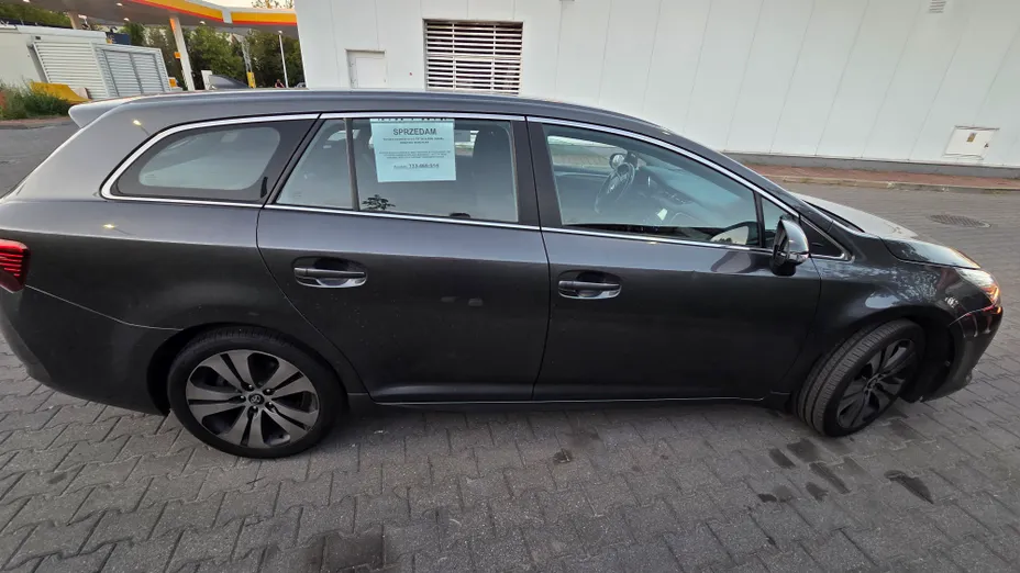 TOYOTA Avensis -