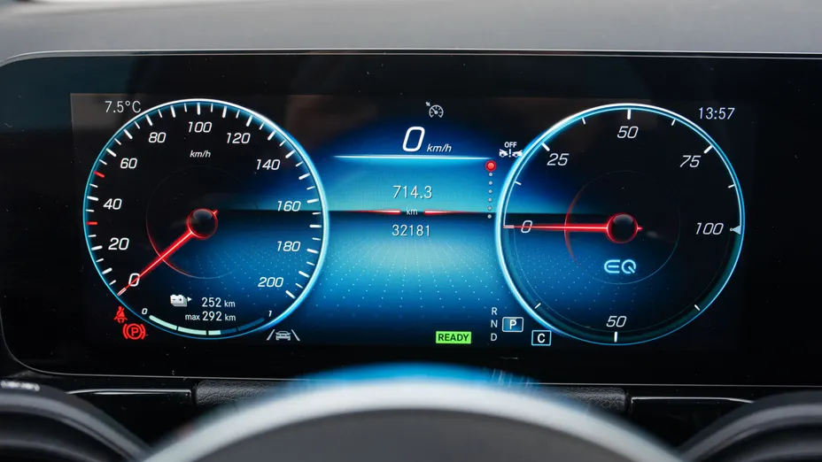 MERCEDES-BENZ EQA EQA 250 66.5kWh AMG Line